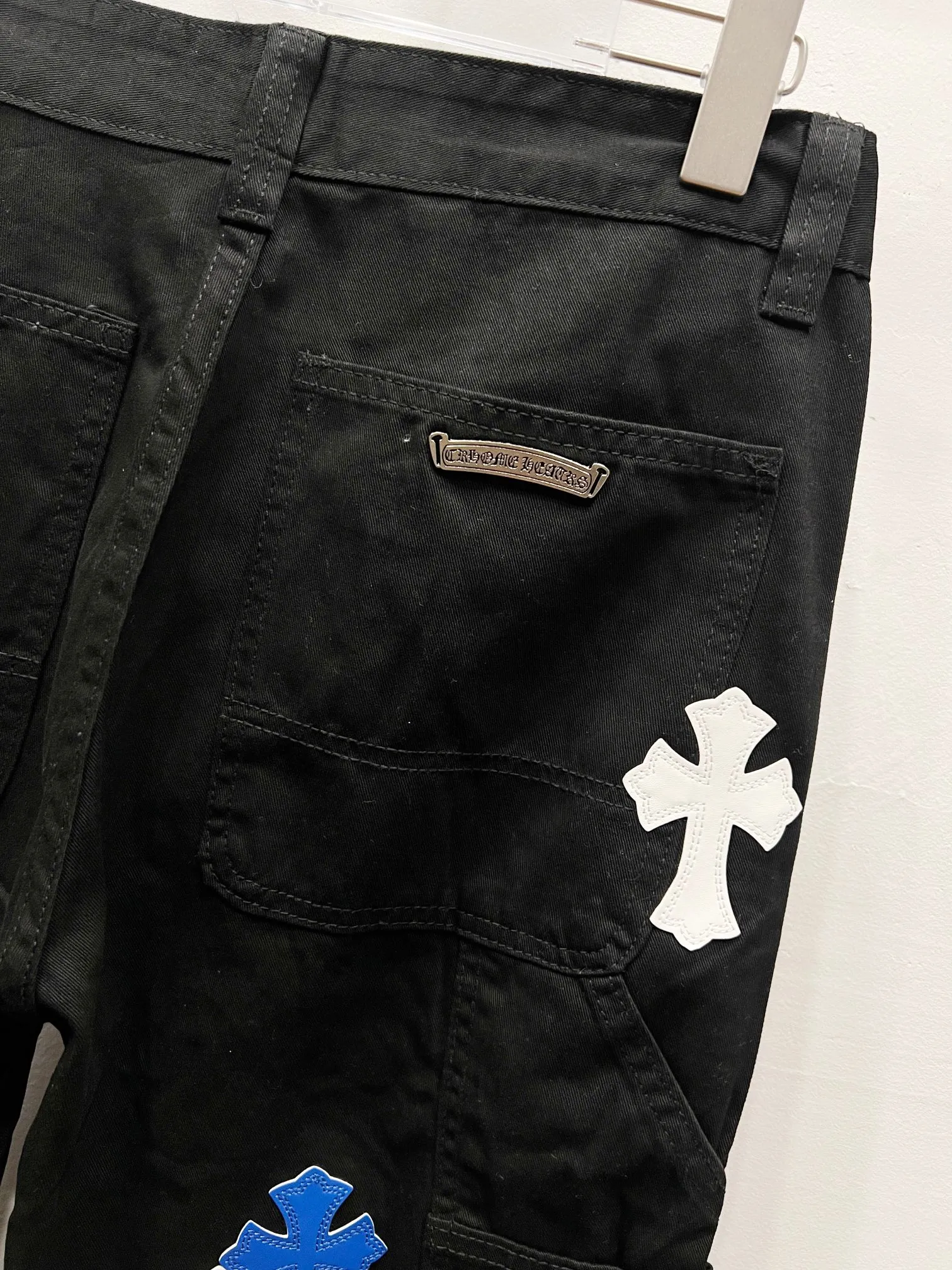 P260 Style: (r016) Croxin & 𝐂𝐡𝐫𝐨𝐦𝐞 𝐇𝐞𝐚𝐫𝐭 ss25 black white grain leather denim workwear logging pants. Styles with different washed textures are very friendly to people with thin legs. The slightly flared version perfectly modifies the leg shape. The timeless and moderate length makes it easy to match and match. It is the basis for various styles and is a must-have in your wardrobe! The fabric is stiff but also makes the upper body soft without losing texture. The washing process is even more perfect. It is a must-have item for everyone! ! ! Washed wheat, hang tag, pants label, three labels complete Color: black Size: 28-30-32-34-36